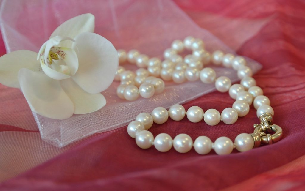 buy Pearl jewellery set with earrings
