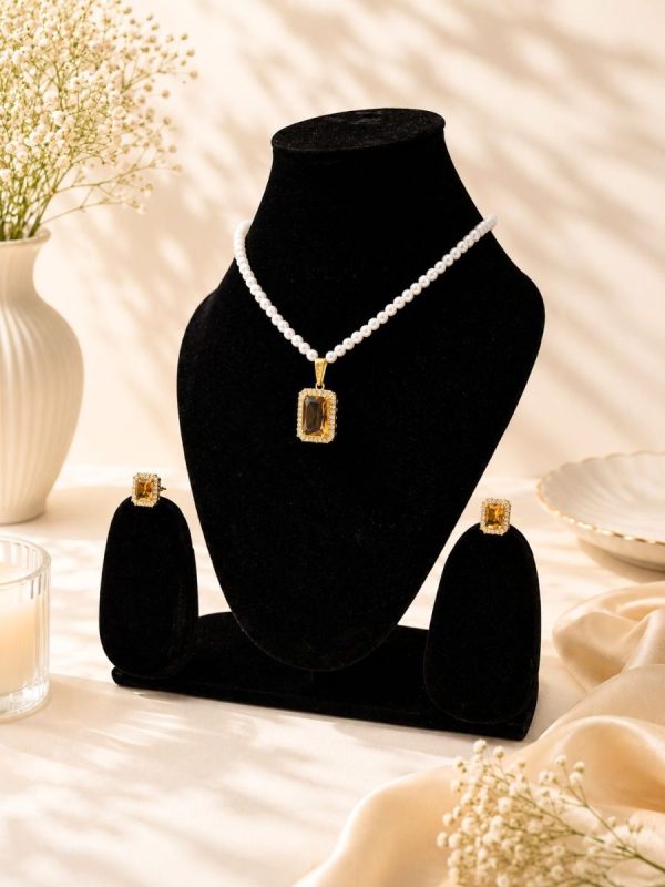 Elegant pearl necklace with rectangular champagne crystal pendant for women