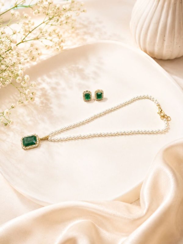 Gold plated green gemstone pendant necklace with pearl bead chain