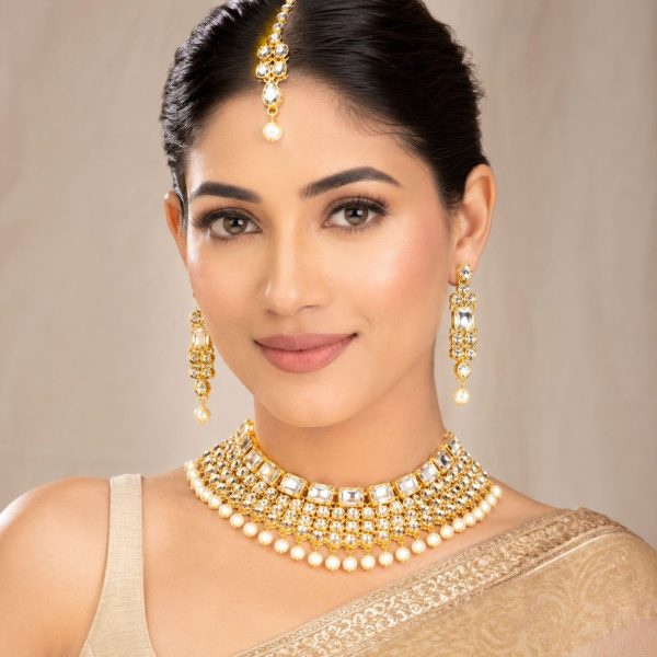Gold plated Kundan pearl choker necklace set with earrings and maang tikka front view